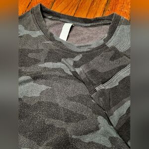 Athleta Womens Size XS Extra Small Long Sleeve Athletic Top Sweater Camo B2